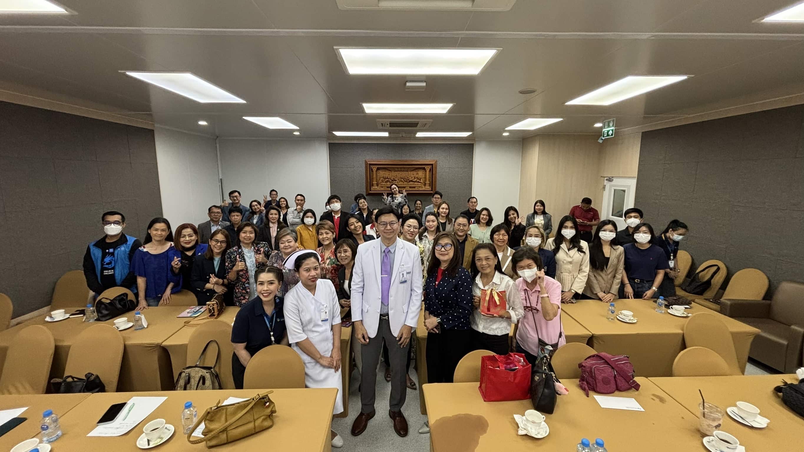 งานสัมมนาให้ความรู้ในหัวข้อ "ข้อเข่าเสื่อม ซ่อมได้ ไม่ต้องเปลี่ยนเข่า” โดย น.ท.นพ.เอกพงษ์ โกมลหิรัณย์  แพทย์ชำนาญการด้านกระดูกและข้อ โรงพยาบาลธนบุรี บำรุงเมือง