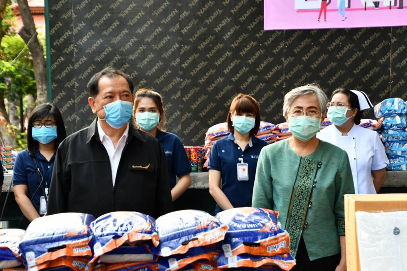 Thonburi Bamrungmuang Hospital collaborates with the Bangkok Metropolitan Administration (BMA) to distribute survival kits, dried foods and drinking water to people